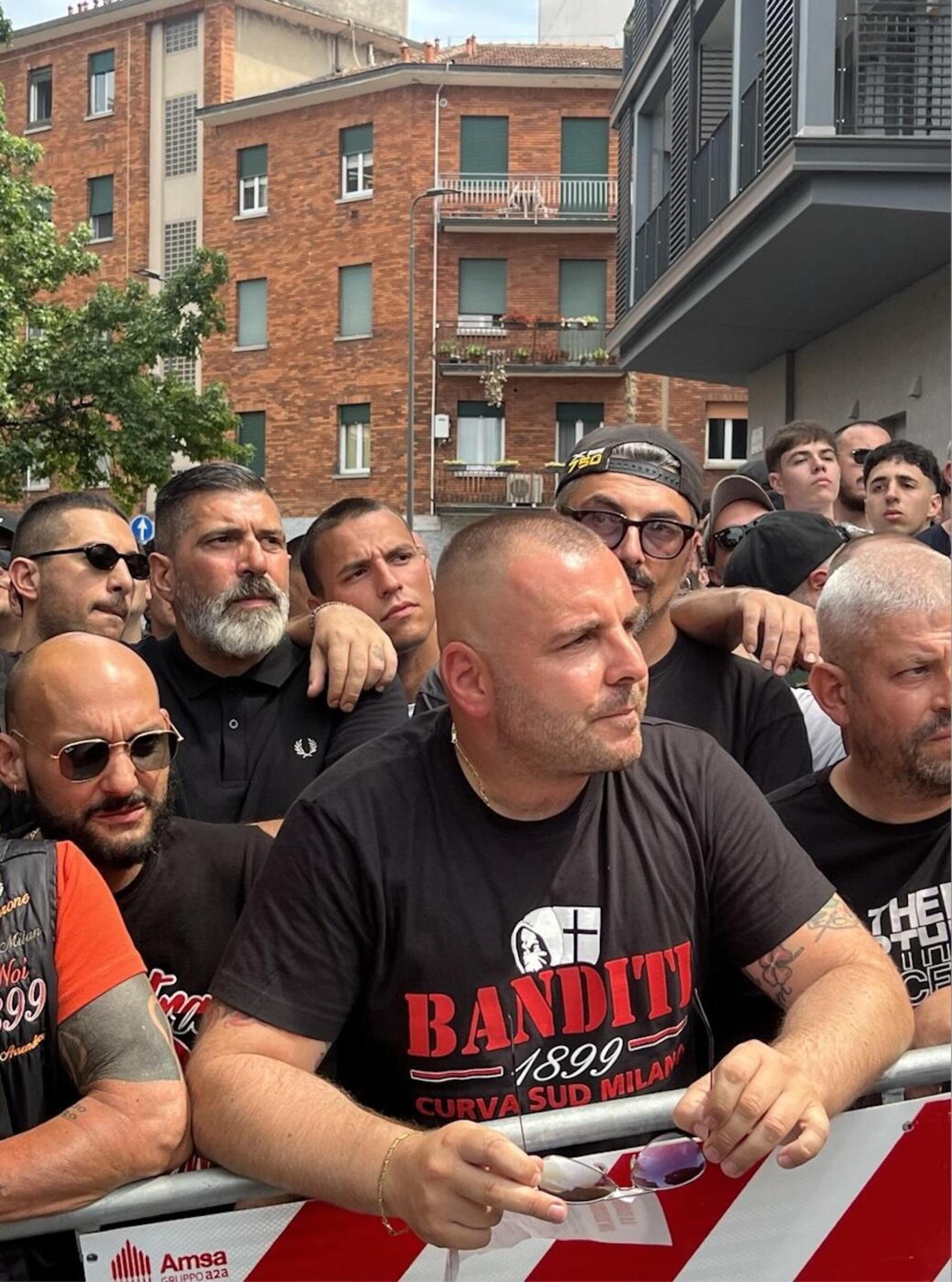 Gli ultras del Milan fuori dall&#039;aula bunker a Milano