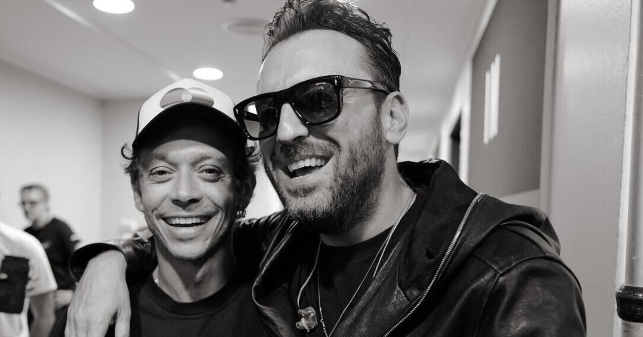 ALASKA STREAM! Signori, vedere Valentino Rossi feat. Cesare Cremonini al Mugello sarebbe lo spettacolo pi&ugrave; bello del mondo. Bravissimi a pensarla, un po&rsquo; meno a nascondersi&hellip;
