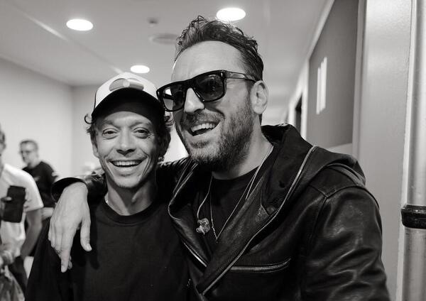 ALASKA STREAM! Signori, vedere Valentino Rossi feat. Cesare Cremonini al Mugello sarebbe lo spettacolo pi&ugrave; bello del mondo. Bravissimi a pensarla, un po&rsquo; meno a nascondersi&hellip;