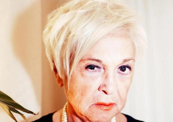 BANANA MIA! Wanna Marchi nuova icona gay? Ospite d&rsquo;onore al club lbgt, ma il pubblico si incazza e la paragona a Turetta. Ma la signora de &quot;i cogli*ni vanno inc*lati&quot; asfalta tutti: &quot;Pensare fa bene&rdquo;