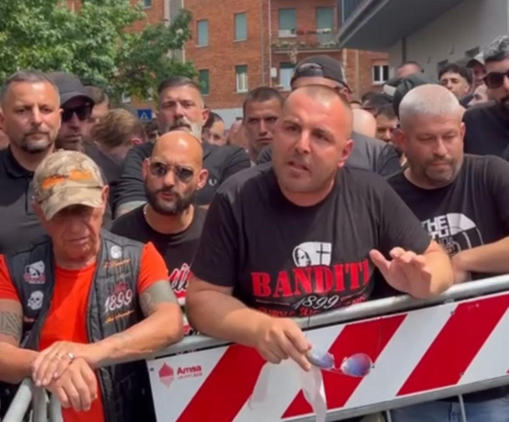 La prima fila fuori dall'aula Bunker, con "Pacio" al centro e "il Barone" sulla sinistra