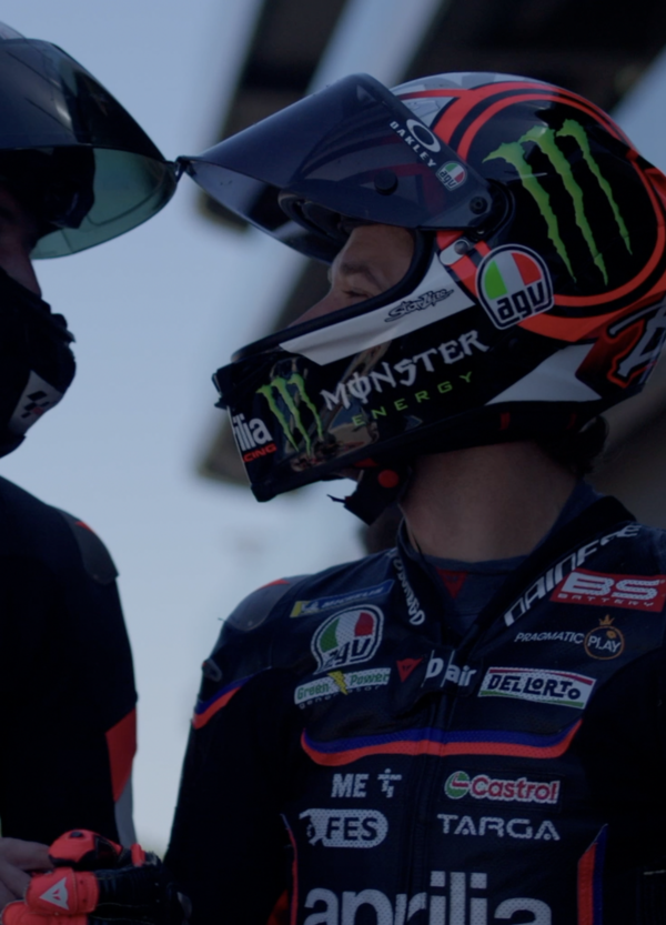 MAMMA STO MALE! Siamo stati in moto con Marco Bezzecchi per due giri di follia a Misano sull&rsquo;Aprilia biposto [VIDEO]