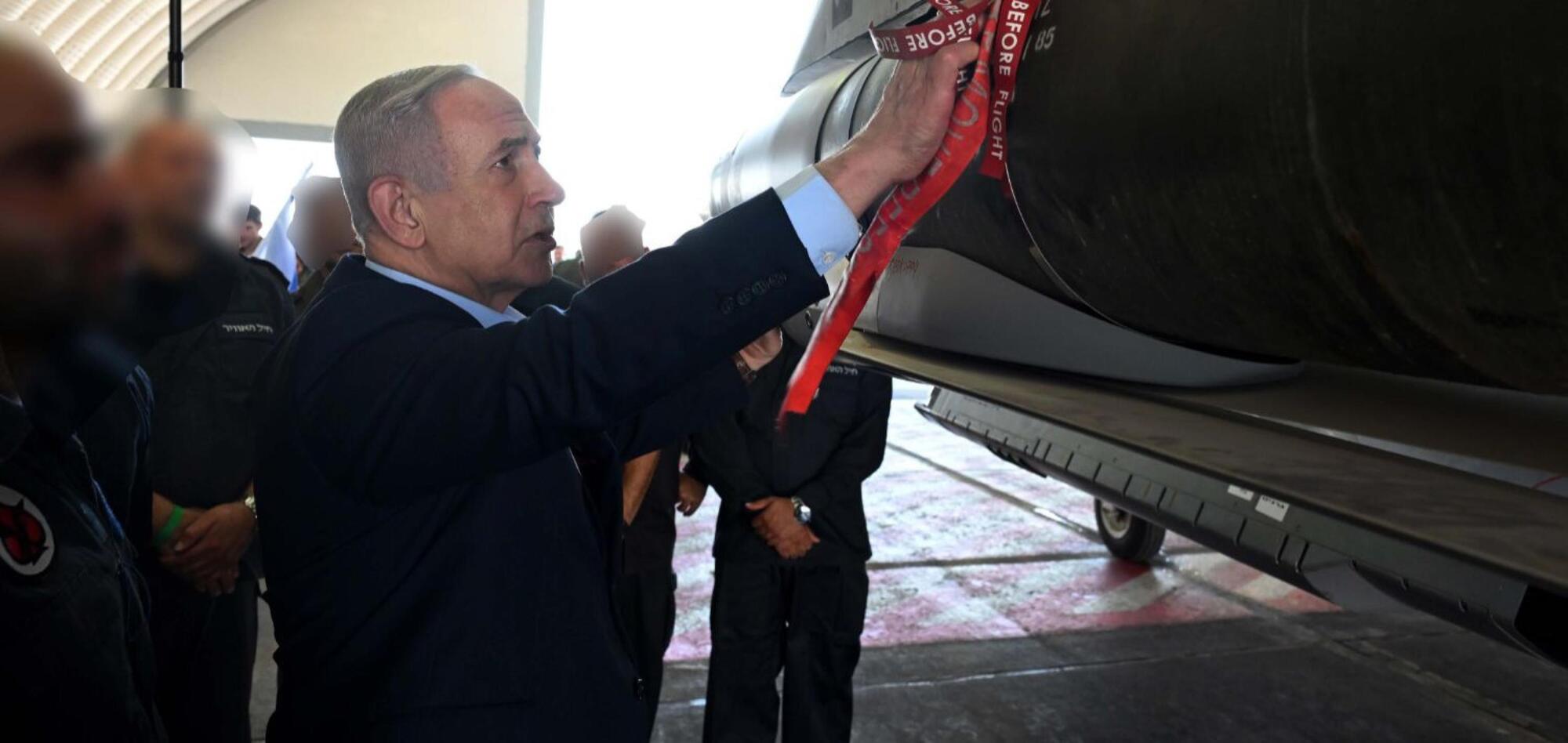 Il premier israeliano Benyamin Netanyahu in visita alla base aerea di Tel Nof