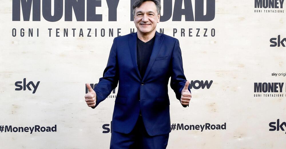 Le bombe di Fabio Caressa a Supernova: Lele Adani? &ldquo;Non &egrave; oggettivo&rdquo;. Sull&#039;estetica: &ldquo;Con un calciatore la mia eterosessualit&agrave; ha vacillato...&rdquo;. Il tiki-taka &quot;che palle&rdquo;. E la sua squadra ideale?