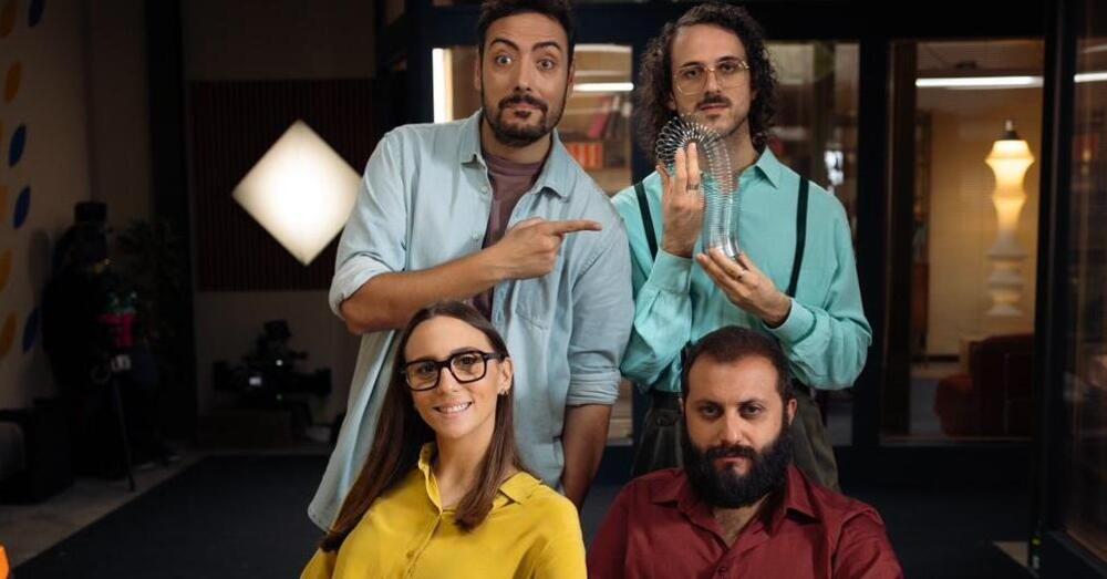 Abbiamo visto Pesci Piccoli 2 su Prime Video, ma com&#039;&egrave;? I The Jackal non inventano nulla, ma costruiscono un mondo tutto loro (che ricorda Scrubs e Boris?). Ecco perch&eacute; la serie comedy fa prendere bene