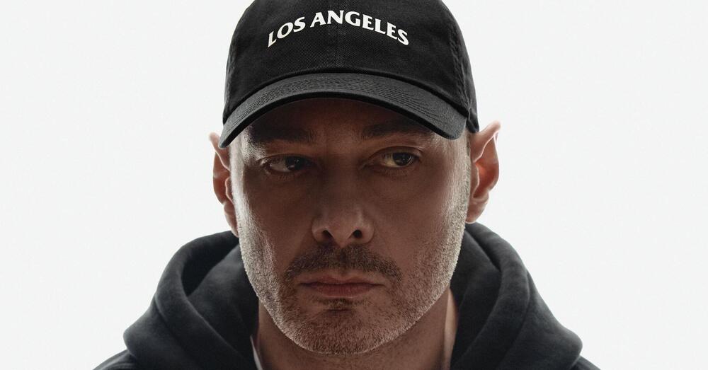 Abbiamo ascoltato &quot;Mentre Los Angeles brucia&quot;, il nuovo album di Fabri Fibra, ma com&#039;&egrave;? Testamento emotivo e maturit&agrave; dolorosa, senza redenzione. E le collaborazioni e il rap italiano dopo di lui&hellip;