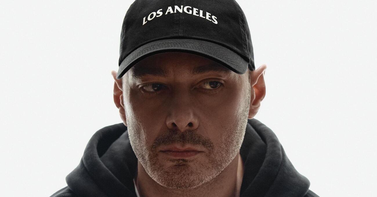 Abbiamo ascoltato &quot;Mentre Los Angeles brucia&quot;, il nuovo album di Fabri Fibra, ma com&#039;&egrave;? Testamento emotivo e maturit&agrave; dolorosa, senza redenzione. E le collaborazioni e il rap italiano dopo di lui&hellip;