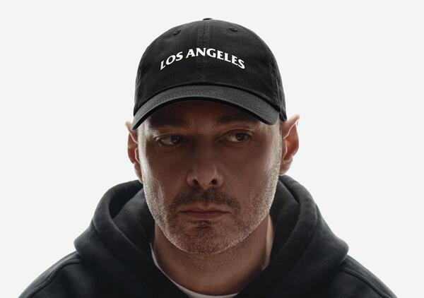 Abbiamo ascoltato &quot;Mentre Los Angeles brucia&quot;, il nuovo album di Fabri Fibra, ma com&#039;&egrave;? Testamento emotivo e maturit&agrave; dolorosa, senza redenzione. E le collaborazioni e il rap italiano dopo di lui&hellip;
