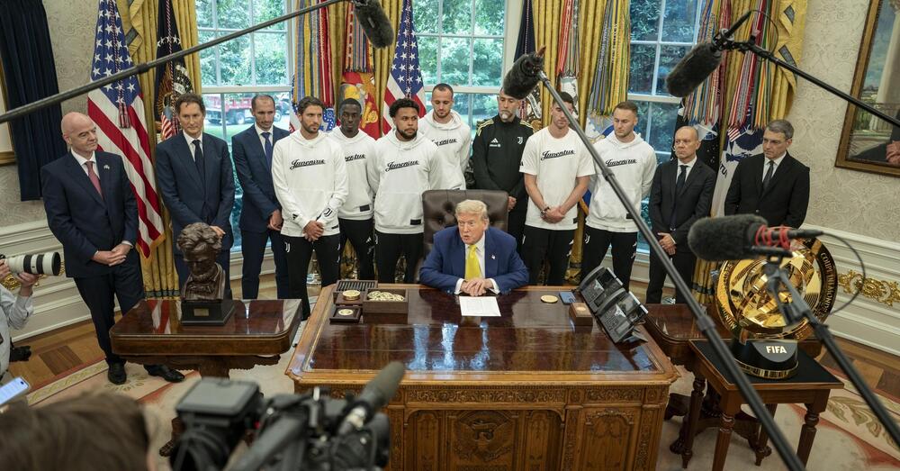 SBIANCO NERO. Elkann, se la Juventus era un &ldquo;gioiello di famiglia&rdquo;, l&rsquo;ha svenduto al &ldquo;Compro Oro&rdquo; dello Studio Ovale? Appunti dalla figura impietosa al cospetto di Trump alla Casa Bianca