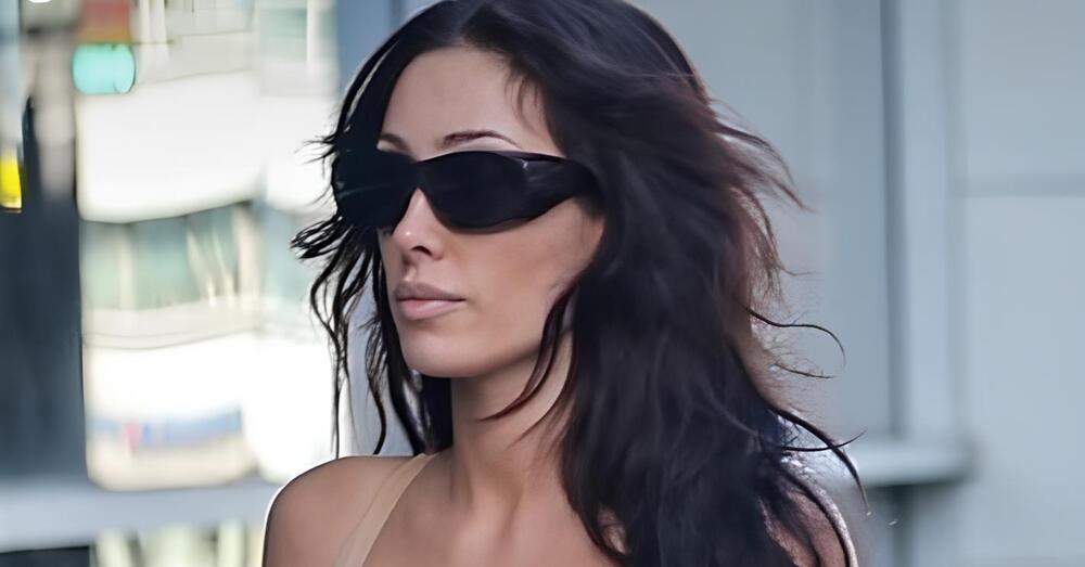 PI&Ugrave; PILU PER TUTTE?? Ma avete visto che Bianca Censori sotto &egrave; pelosa? E assomiglia sempre di pi&ugrave; a Kim Kardashian, ex moglie di Kanye West. E quel body che ricorda Skims&hellip;