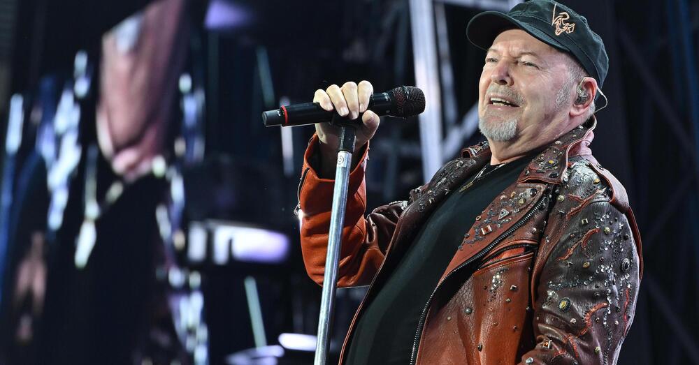 Vasco Rossi e un altro tour dei record? Il segreto della sua logevit&agrave; ce l&#039;ha spiegata Clemente Mimun, direttore del Tg5, che lo conosce bene: &quot;Pi&ugrave; che concerti si tratta di raduni collettivi&quot;