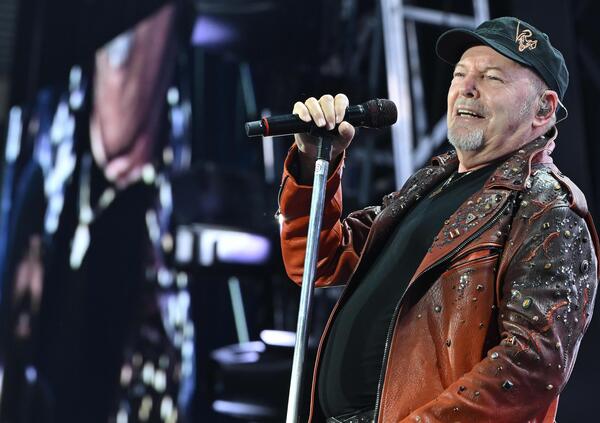Vasco Rossi e un altro tour dei record? Il segreto della sua logevit&agrave; ce l&#039;ha spiegata Clemente Mimun, direttore del Tg5, che lo conosce bene: &quot;Pi&ugrave; che concerti si tratta di raduni collettivi&quot;