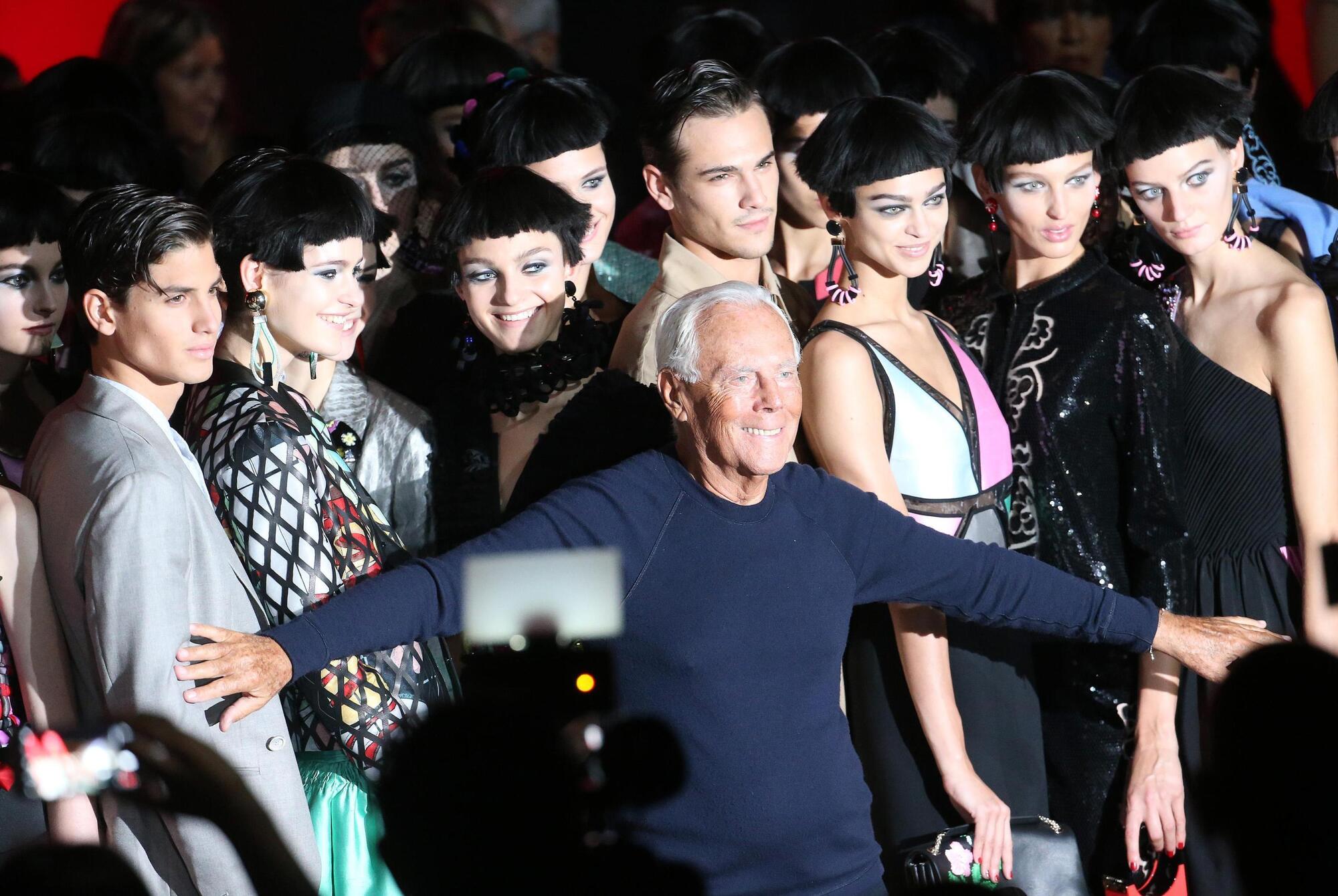 Giorgio Armani e i 90 anni festeggiati durante una sfilata