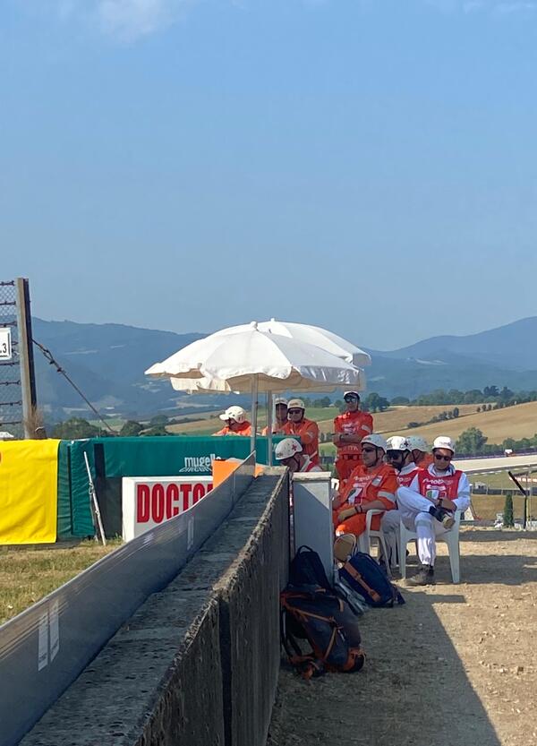 Siamo andati a cercare il medico che ha soccorso Fabio Quartararo al Mugello: &quot;Non gli ho rimesso a posto la spalla l&igrave;&quot;. Il dottor Charte: &quot;Ha fatto da solo&quot;