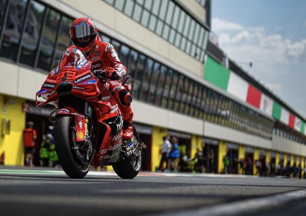 Nella 100esima pole di Marc Marquez c&#039;&egrave; la pulizia di Pecco Bagnaia, che invece al Mugello sta rischiando come un Marquez