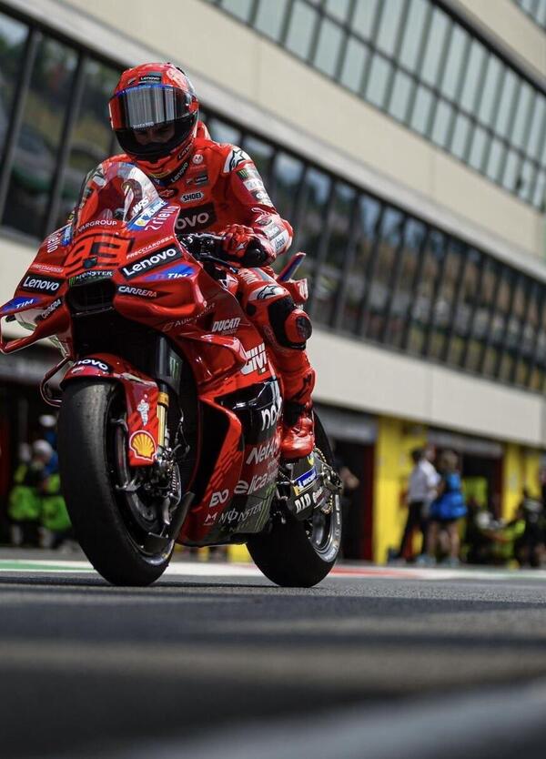 Nella 100esima pole di Marc Marquez c&#039;&egrave; la pulizia di Pecco Bagnaia, che invece al Mugello sta rischiando come un Marquez