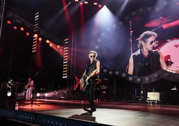 Siamo stati al concerto di Ligabue alla RCF Arena (Campovolo), ma com&rsquo;&egrave; stato? Un sogno molto vicino alla realt&agrave;. Tre ore di live, centomila persone e una festa gigantesca per &quot;La notte di certe notti&quot;...