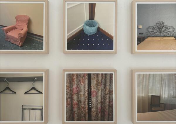FATEVI UN FAVORE: andare a vedere &quot;Doppia uso singolo&quot;, la mostra di fotografie di Colapesce alla Galleria Patricia Armocida (Milano). Tra formato quadrato e presenza invisibile, vi spieghiamo perch&eacute; ci regala uno spaccato intimo di vita&hellip;