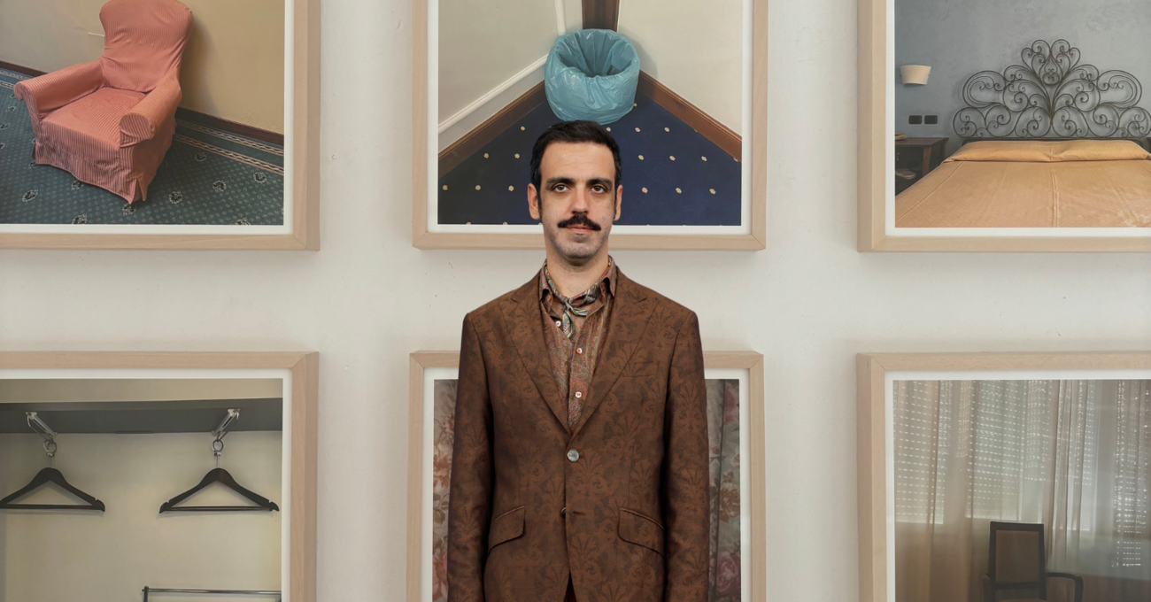 FATEVI UN FAVORE: andate a vedere &quot;Doppia uso singola&quot;, la mostra di fotografie di Colapesce alla Galleria Patricia Armocida (Milano). Tra formato quadrato e presenza invisibile, vi spieghiamo perch&eacute; ci regala uno spaccato intimo di vita&hellip;