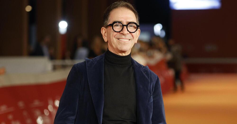 Pino Strabioli cancellato dalla Rai perch&eacute; gay? Parla Morgan: &ldquo;Una perdita, scelta miope&rdquo;. Ecco chi &egrave; il conduttore de &ldquo;Il Caff&egrave;&rdquo;, cosa &egrave; successo e la polemica
