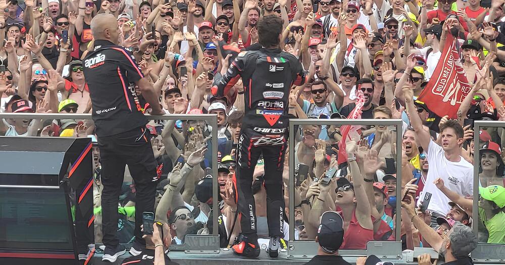 Diobo&rsquo; che stage diving! Valentino Rossi l&rsquo;ha sognato, Marco Bezzecchi l&rsquo;ha fatto: s&igrave;, la vera rockstar del Mugello era vestita di nero e non l&rsquo;ha fischiata nessuno