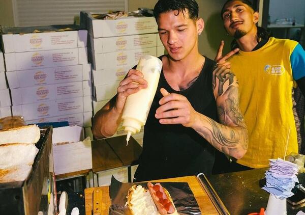Siamo andati a mangiare da Patrizio Chianese, il tiktoker che ha dedicato un hot dog a Martina Carbonaro uccisa dal fidanzato, ma com&#039;&egrave;? Un panino specchio del degrado di Afragola (e di tante periferie)