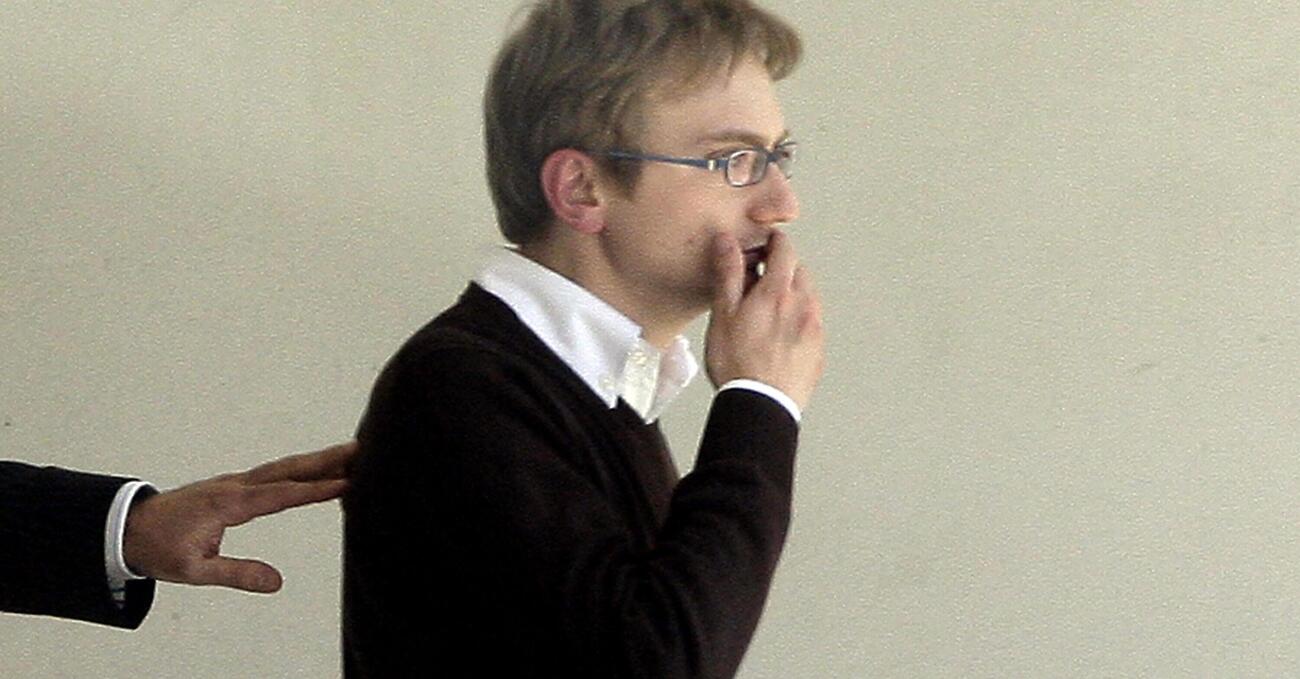Omicidio Poggi, L&rsquo;ESAME CHE POTREBBE SCAGIONARE STASI, la difesa: nuovi accertamenti sul foglio di acetato che contiene i frammenti 10 e 11 presenti sulla porta della villetta di Chiara a Garlasco. Se contenessero il dna dell&rsquo;assassino? 