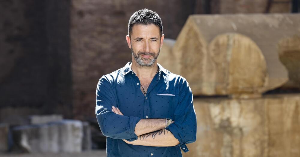 Abbiamo visto &ldquo;Il cono d&rsquo;ombra&rdquo;, la nuova docuserie (Sky) di Pablo Trincia sulla morte di Denis Bergamini, ma com&rsquo;&egrave;? Non cerca l&rsquo;effetto, ma il senso. Ecco perch&eacute; &egrave; la radiografia cruda di un sistema che ha preferito voltarsi dall&rsquo;altra parte&hellip;
