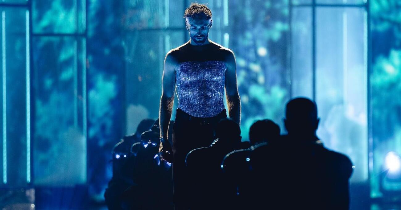 Marco Mengoni e i corsetti della discordia nel tour degli stadi: se non ti piacciono, sei omofobo? Ma perch&eacute; non poniamo fine a questa isteria di massa dopo i suoi concerti?