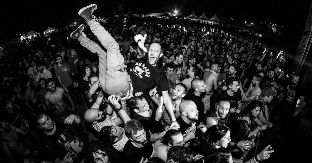 Ma vi ricordate quando i concerti costavano 10 euro? Siamo (stati) davvero cos&igrave; indie che meno gente c&#039;era, meglio era (altro che sold out). E ce ne sarebbe ancora un gran &quot;po*nobisogno&quot;!