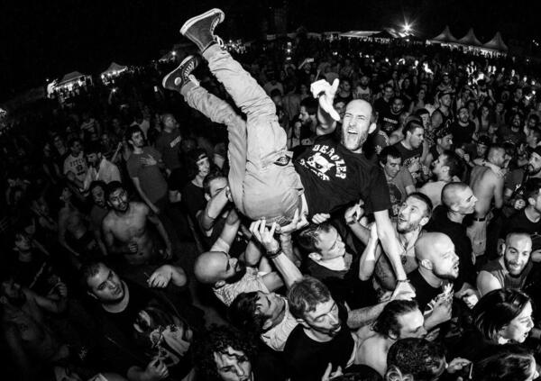 Ma vi ricordate quando i concerti costavano 10 euro? Siamo (stati) davvero cos&igrave; indie che meno gente c&#039;era, meglio era (altro che sold out). E ce ne sarebbe ancora un gran &quot;po*nobisogno&quot;!