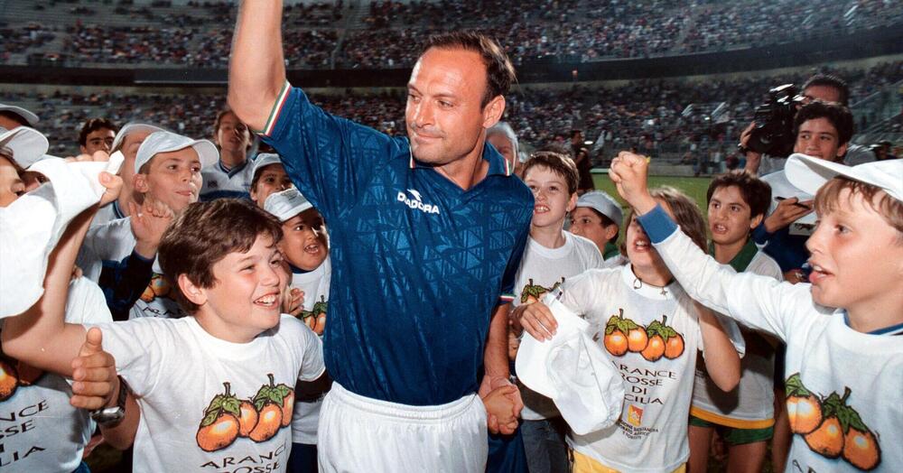 Abbiamo letto L&rsquo;estate di Tot&ograve; Schillaci, il libro di Pippo Russo (DeriveApprodi), ma com&rsquo;&egrave;? Un&rsquo;autopsia culturale alla Palermo del sindaco Orlando, dove il bomber di Italia &#039;90 fu un&rsquo;allucinazione collettiva
