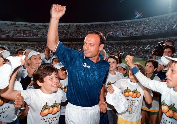 Abbiamo letto L&rsquo;estate di Tot&ograve; Schillaci, il libro di Pippo Russo (DeriveApprodi), ma com&rsquo;&egrave;? Un&rsquo;autopsia culturale alla Palermo del sindaco Orlando, dove il bomber di Italia &#039;90 fu un&rsquo;allucinazione collettiva