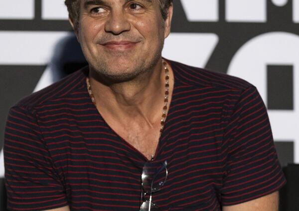 Ci siamo fatti spiegare il mondo da Mark Ruffalo in dieci minuti: la guerra, il potere come oppressione, i cattivi, le piattaforme. Fellini? &ldquo;Ha portato l&rsquo;immaginazione e i sogni al cinema&rdquo;. E l&rsquo;intelligenza artificiale&hellip;