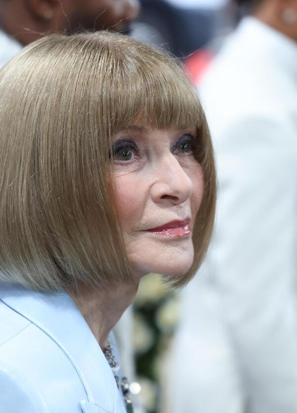 Anna Wintour lascia Vogue? Altro che addio, anche alle regine piace la poltrona. E il suo potere aumenta