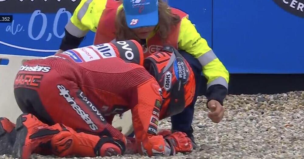 Tutto il fuoco del venerd&igrave; di Assen della MotoGP: Marc Marquez infiamma braccio e testicoli sulla ghiaia, Ogura brucia l&#039;Aprilia, spunta un raggio di sole su Bagnaia