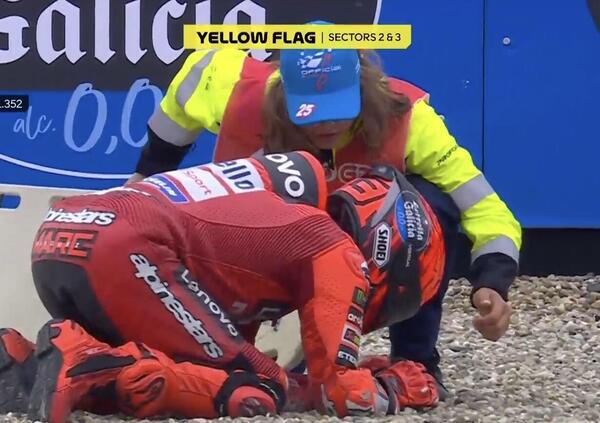 Tutto il fuoco del venerdì di Assen della MotoGP: Marc Marquez infiamma braccio e testicoli sulla ghiaia, Ogura brucia l'Aprilia, spunta un raggio di sole su Bagnaia