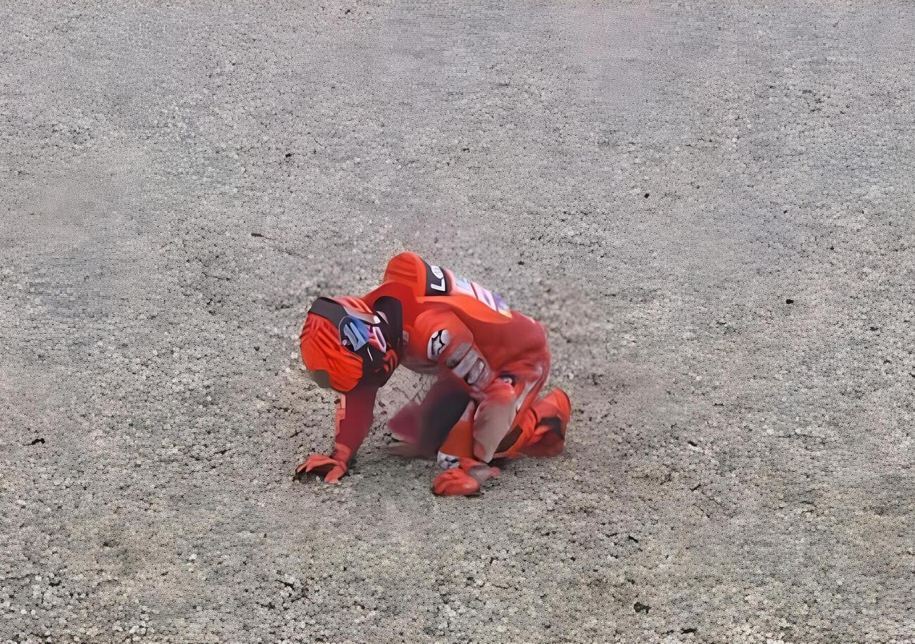 Doppio crash, mano ammaccata e mento grattugiato. Basta? No, Marc Marquez s&rsquo;&egrave; (quasi) rotto le pa*le riscoprendosi fragile nel venerd&igrave; di Assen