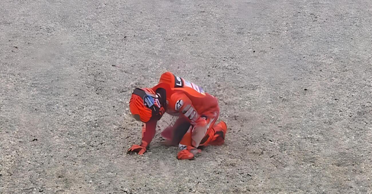 Doppio crash, mano ammaccata e mento grattugiato. Basta? No, Marc Marquez s&rsquo;&egrave; (quasi) rotto le pa*le riscoprendosi fragile nel venerd&igrave; di Assen