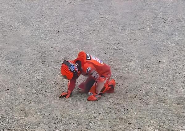 Doppio crash, mano ammaccata e mento grattugiato. Basta? No, Marc Marquez s&rsquo;&egrave; (quasi) rotto le pa*le riscoprendosi fragile nel venerd&igrave; di Assen