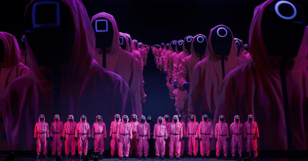 Squid Game 3, nato incendiario muore pompiere? L&#039;abbiamo visto su Netflix, ma com&#039;&egrave;? La stagione finale diventa un talent sulla carit&agrave; cristiana (fa concorrenza a Trenta ore per la vita)