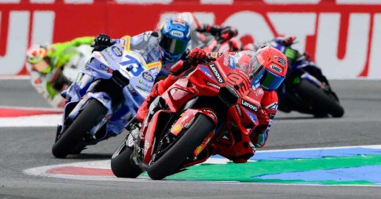 Alex non trova lo spazio (o la voglia?) e Marc Marquez si prende un&rsquo;altra Sprint. Grande ASSENte Pecco Bagnaia: sul podio ci va Marco Bezzecchi