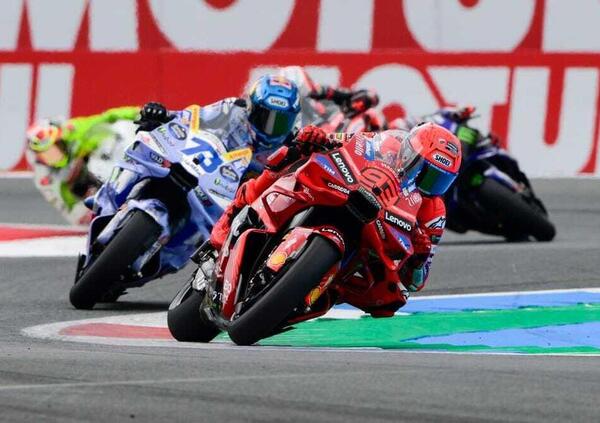 Alex non trova lo spazio (o la voglia?) e Marc Marquez si prende un&rsquo;altra Sprint. Grande ASSENte Pecco Bagnaia: sul podio ci va Marco Bezzecchi