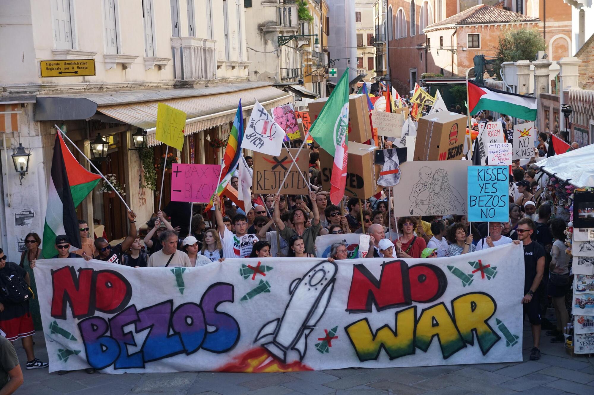 Corteo No Space for Bezos