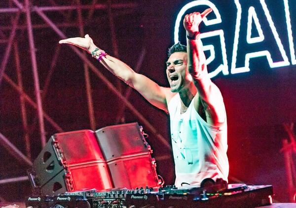 Gabry Ponte riempie San Siro col Pride degli zarri: tutta l&#039;Italia ha voglia di dance all night. E gli snob muti