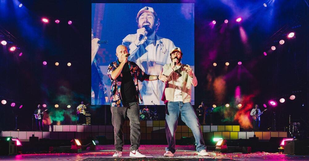 Siamo andati al concerto dei Pinguini Tattici Nucleari, allo Stadio Maradona di Napoli, ma com&#039;&egrave; stato? Uno spettacolo tra ironia ed emozioni. E con l&#039;ospite Max Pezzali e Pastello Bianco in dialetto napoletano...