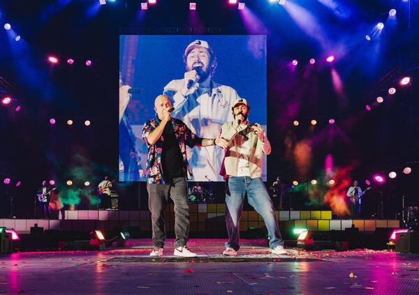 Siamo andati al concerto dei Pinguini Tattici Nucleari, allo Stadio Maradona di Napoli, ma com&#039;&egrave; stato? Uno spettacolo tra ironia ed emozioni. E con l&#039;ospite Max Pezzali e Pastello Bianco in dialetto napoletano...
