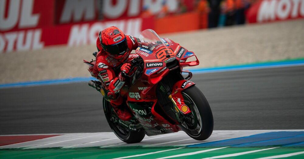 Tutto a Assen! Marc Marquez prende Ago, mette nel mirino Valentino e ipoteca il titolo, ma non ride: &ldquo;Mi dispiace per Alex&rdquo;. Sul podio Bezzecchi e Bagnaia