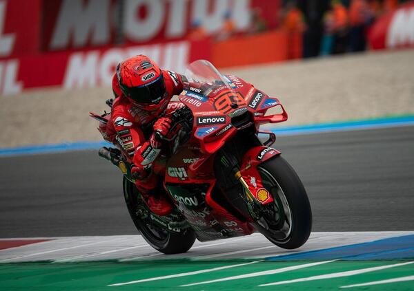 Tutto a Assen! Marc Marquez prende Ago, mette nel mirino Valentino e ipoteca il titolo, ma non ride: &ldquo;Mi dispiace per Alex&rdquo;. Sul podio Bezzecchi e Bagnaia