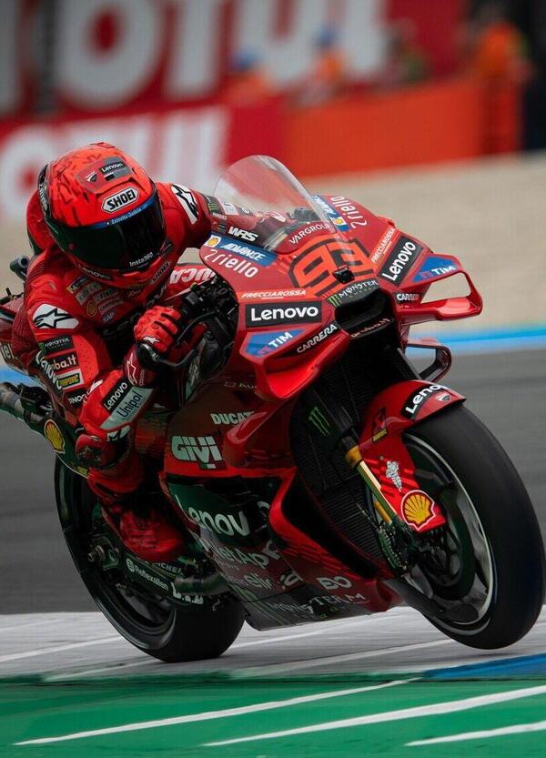 Tutto a Assen! Marc Marquez prende Ago, mette nel mirino Valentino e ipoteca il titolo, ma non ride: &ldquo;Mi dispiace per Alex&rdquo;. Sul podio Bezzecchi e Bagnaia